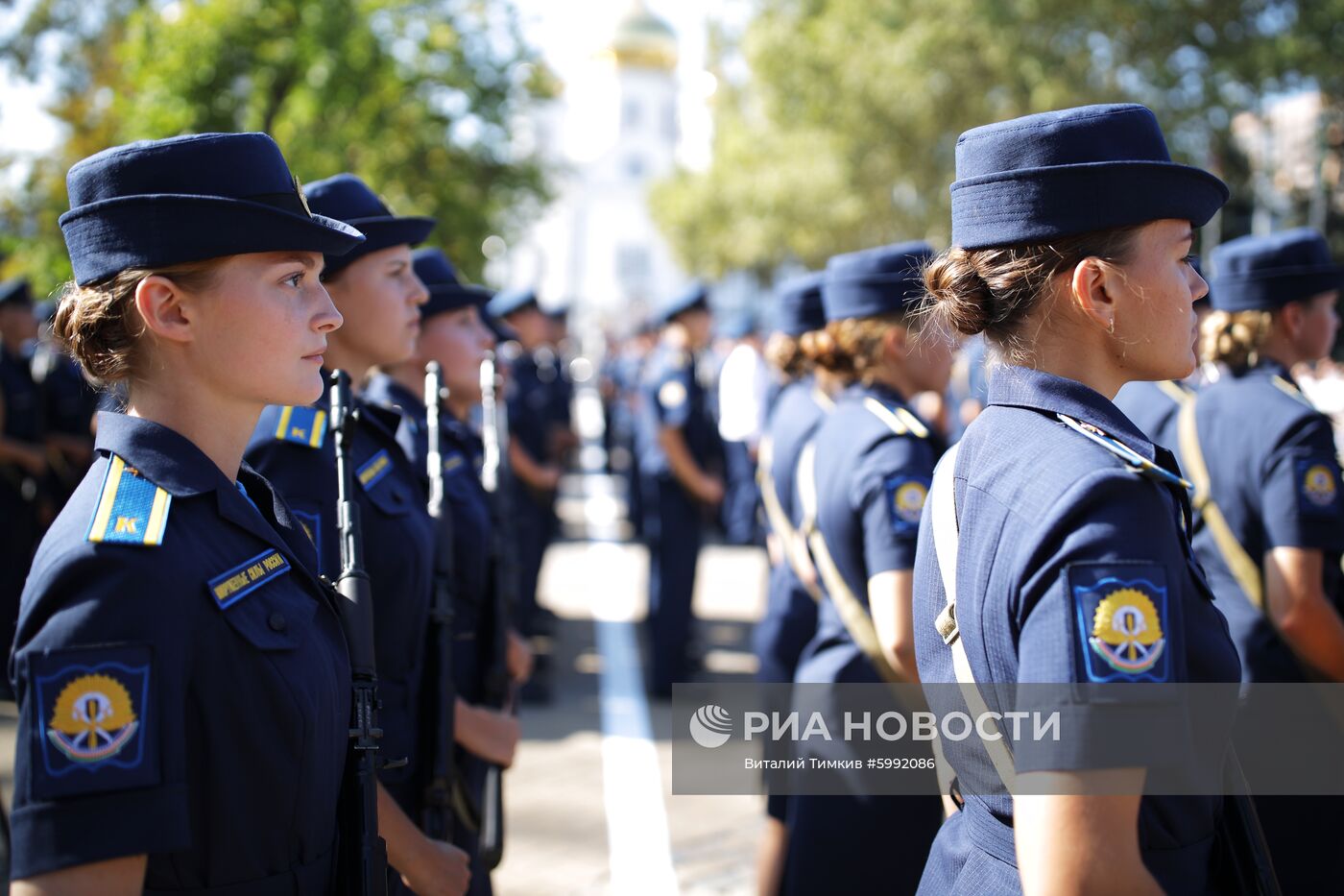 Принятие военной присяги девушками-курсантами авиационного училища летчиков
