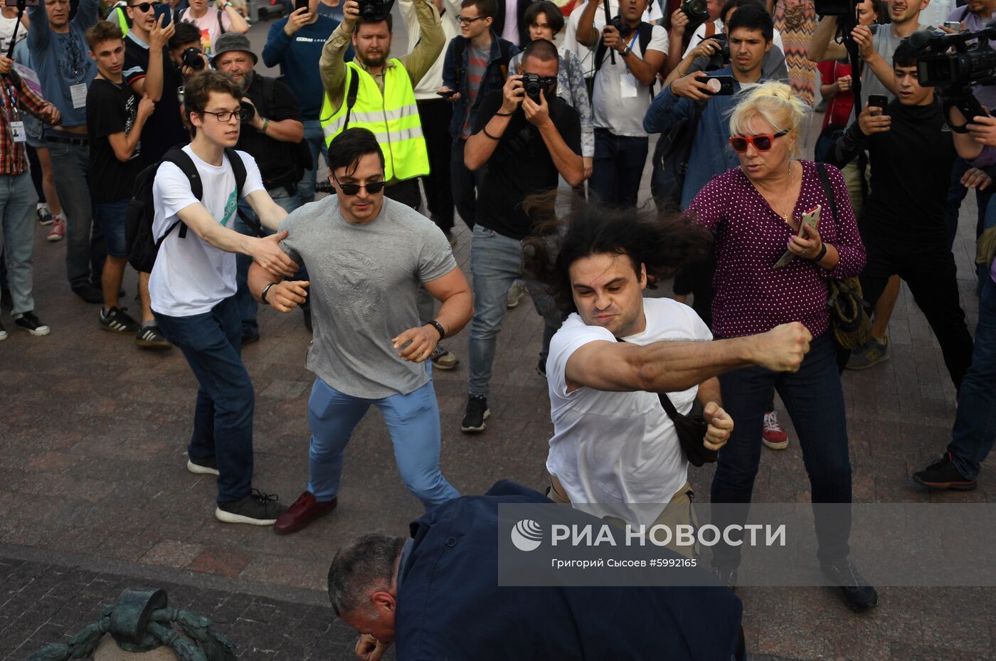 Несанкционированная акция в поддержку незарегистрированных кандидатов в Мосгордуму 