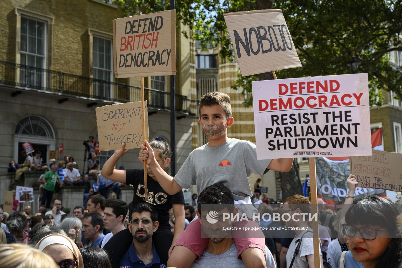 Акция против приостановки работы парламента в Лондоне