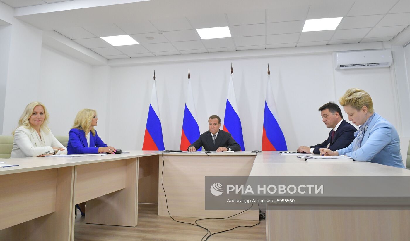 Премьер-министр РФ Д. Медведев провел селекторное совещание по вопросам строительства образовательных организаций