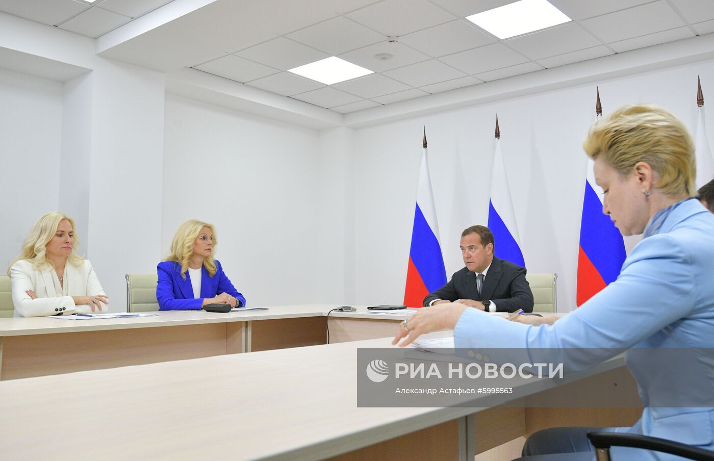 Премьер-министр РФ Д. Медведев провел селекторное совещание по вопросам строительства образовательных организаций