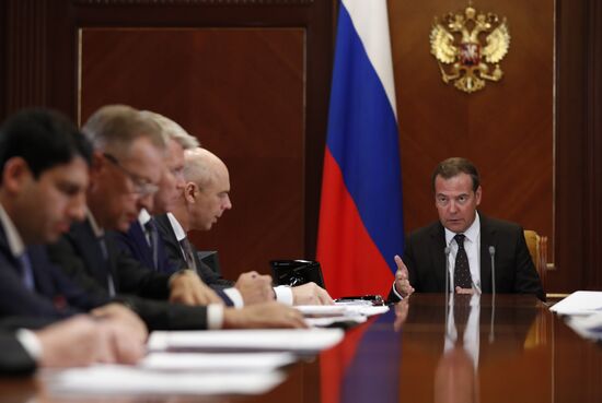 Премьер-министр РФ Д. Медведев провел совещания о расходах бюджета