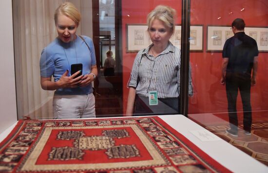 Выставка "Буквари и буквы в собрании Эрмитажа"