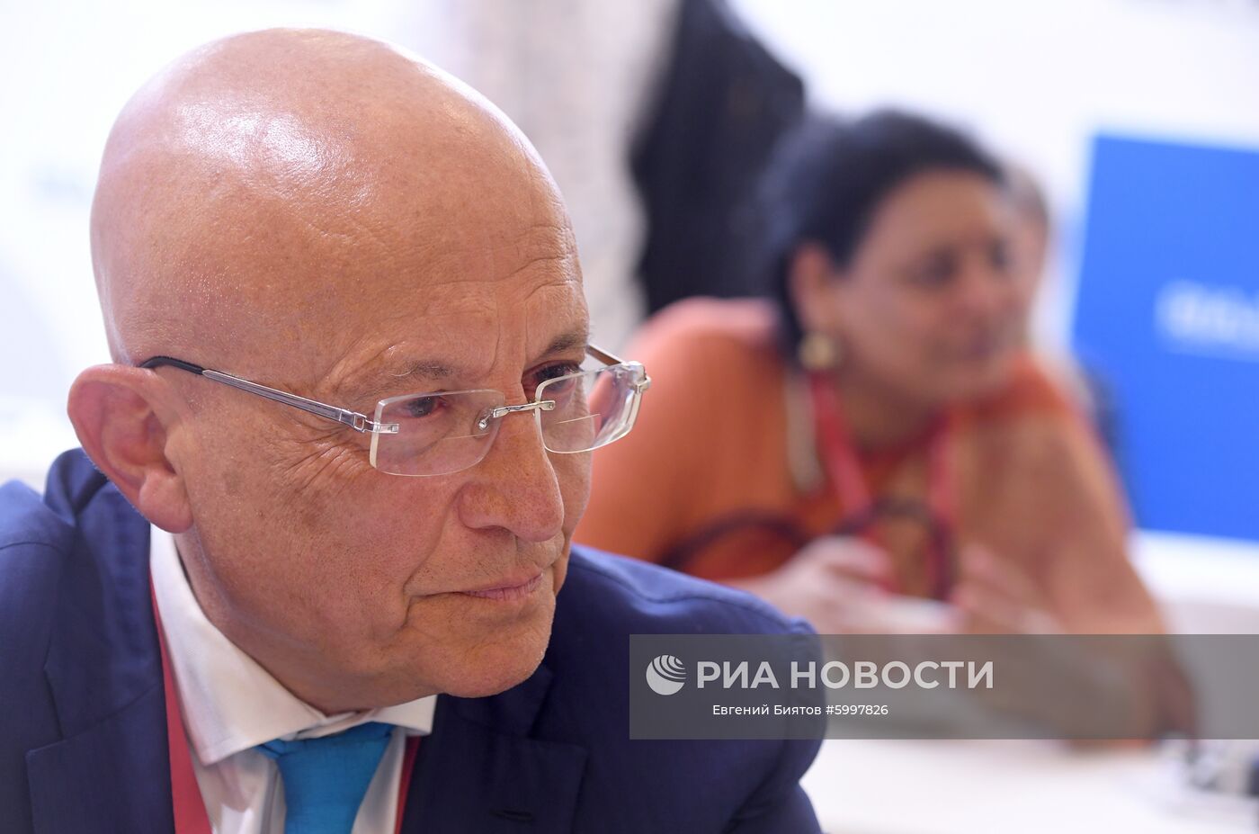 Почетный председатель Президиума Совета по внешней и обороной политике, декан факультета мировой экономики и мировой политики НИУ ВШЭ Сергей Караганов во время интервью на стенде Международного информационного агентства (МИА) "Россия сегодня" на V Восточном экономическом форуме во Владивостоке. Место: Россия, Приморский край, Владивосток. Автор: Евгений Биятов/РИА Новости. Восточный экономический форум. День первый