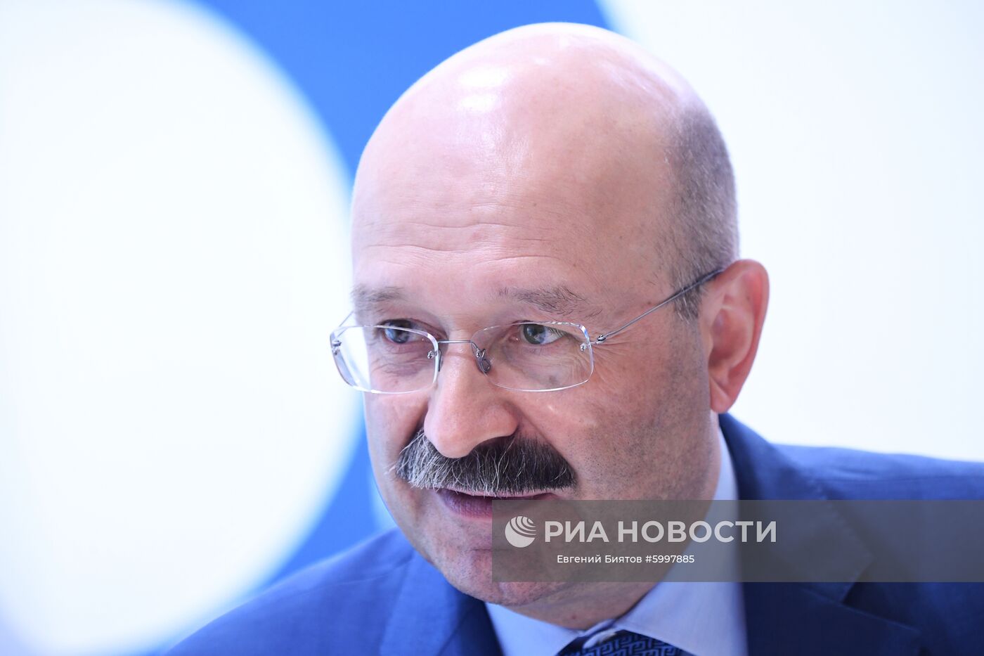 Председатель совета директоров "Росгосстрах Банка", президент-председатель правления банка "Открытие" Михаил Задорнов во время интервью на стенде Международного информационного агентства (МИА) "Россия сегодня" на V Восточном экономическом форуме во Владивостоке. Место: Россия, Приморский край, Владивосток. Автор: Евгений Биятов/РИА Новости. Восточный экономический форум. День первый