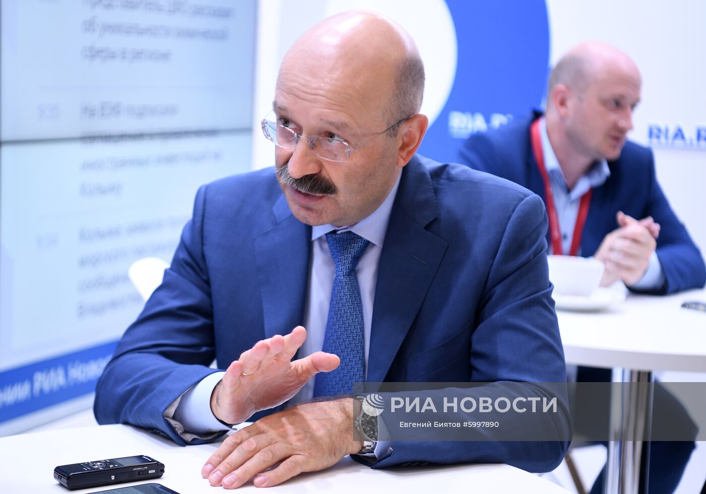 Председатель совета директоров "Росгосстрах Банка", президент-председатель правления банка "Открытие" Михаил Задорнов во время интервью на стенде Международного информационного агентства (МИА) "Россия сегодня" на V Восточном экономическом форуме во Владивостоке. Место: Россия, Приморский край, Владивосток. Автор: Евгений Биятов/РИА Новости. Восточный экономический форум. День первый