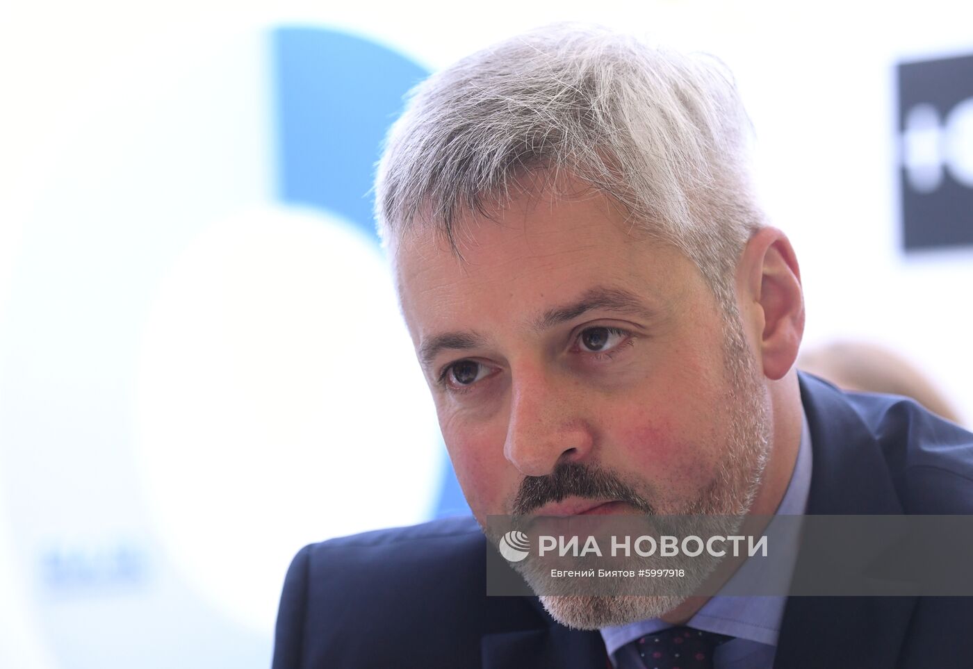 Статс-секретарь – заместитель министра просвещения РФ Павел Зенькович во время интервью на стенде Международного информационного агентства (МИА) "Россия сегодня" на V Восточном экономическом форуме во Владивостоке. Место: Россия, Приморский край, Владивосток. Автор: Евгений Биятов/РИА Новости. Восточный экономический форум. День первый