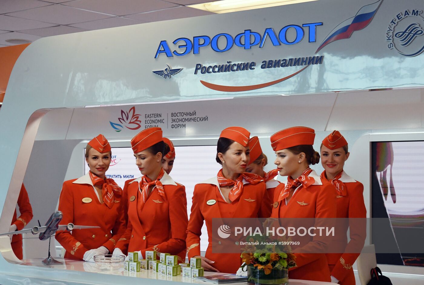 Девушки на стенде компании "Аэрофлот" на V Восточном экономическом форуме во Владивостоке. Место: Россия, Владивосток. Автор: Виталий Аньков/РИА Новости. Восточный экономический форум. День первый