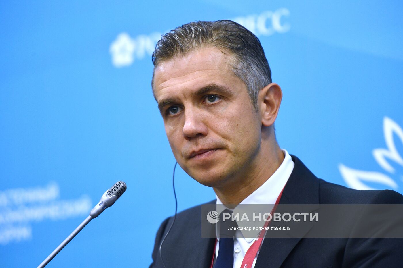 Исполнительный директор "Хендэ Мотор СНГ" Алексей Калицев на сессии "Россия и ЕАЭС в АТР: ключевые факторы интеграции и перспективы развития делового сотрудничества" в рамках V Восточного экономического форума во Владивостоке. Место: Россия, Приморский край, Владивосток. Автор: Александр Кряжев/РИА Новости. Восточный экономический форум. День первый