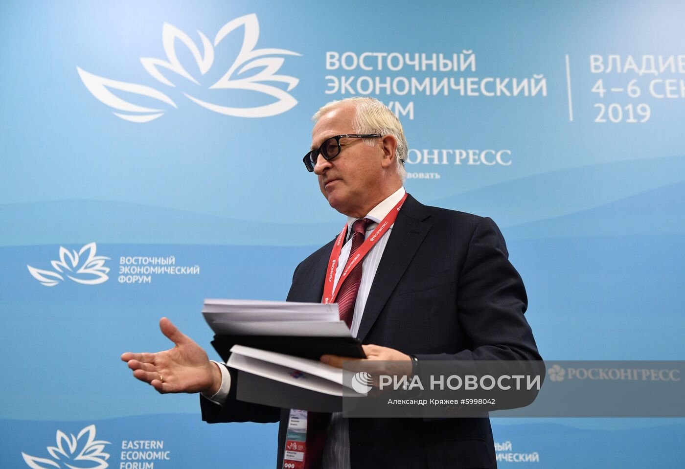Президент Российского союза промышленников и предпринимателей (РСПП) Александр Шохин перед сессией "Россия и ЕАЭС в АТР: ключевые факторы интеграции и перспективы развития делового сотрудничества" в рамках V Восточного экономического форума во Владивостоке. Место: Россия, Приморский край, Владивосток. Автор: Александр Кряжев/РИА Новости. Восточный экономический форум. День первый