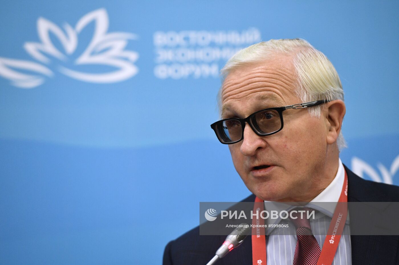 Президент Российского союза промышленников и предпринимателей (РСПП) Александр Шохин на сессии "Россия и ЕАЭС в АТР: ключевые факторы интеграции и перспективы развития делового сотрудничества" в рамках V Восточного экономического форума во Владивостоке. Место: Россия, Приморский край, Владивосток. Автор: Александр Кряжев/РИА Новости. Восточный экономический форум. День первый