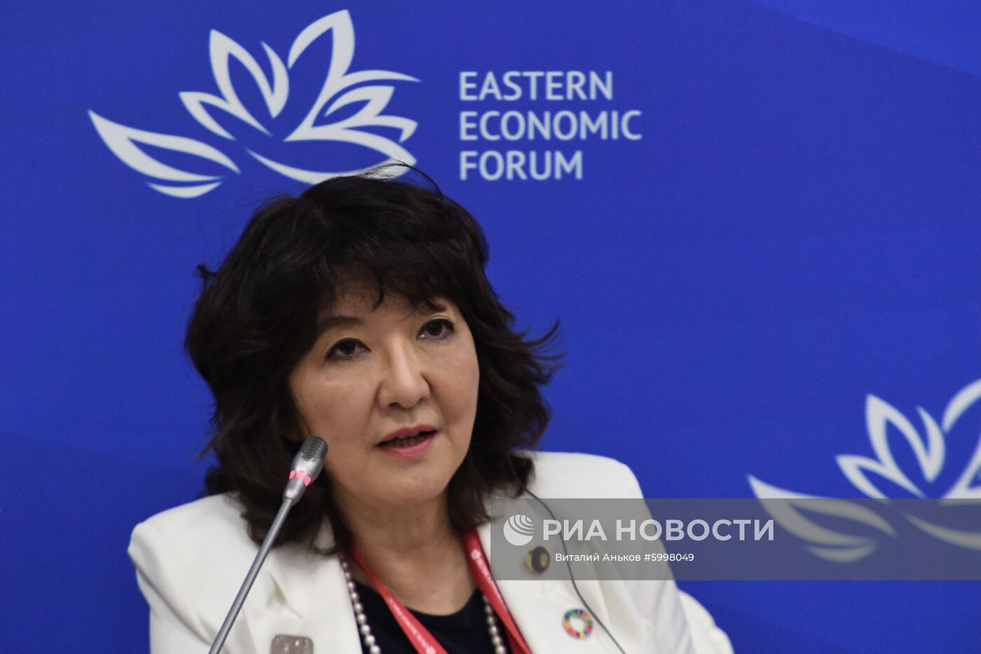Государственный министр по вопросам регионального возрождения, государственный министр по вопросам реформы системы регулирования, государственный министр по вопросам гендерного равенства, министр по вопросам расширения прав и возможностей женщин в Японии Катаяма Сацуки на сессии: "Женщины-лидеры в формировании кадров будущего" в рамках V Восточного экономического форума во Владивостоке. Место: Россия, Владивосток. Автор: Виталий Аньков/РИА Новости. Восточный экономический форум. День первый