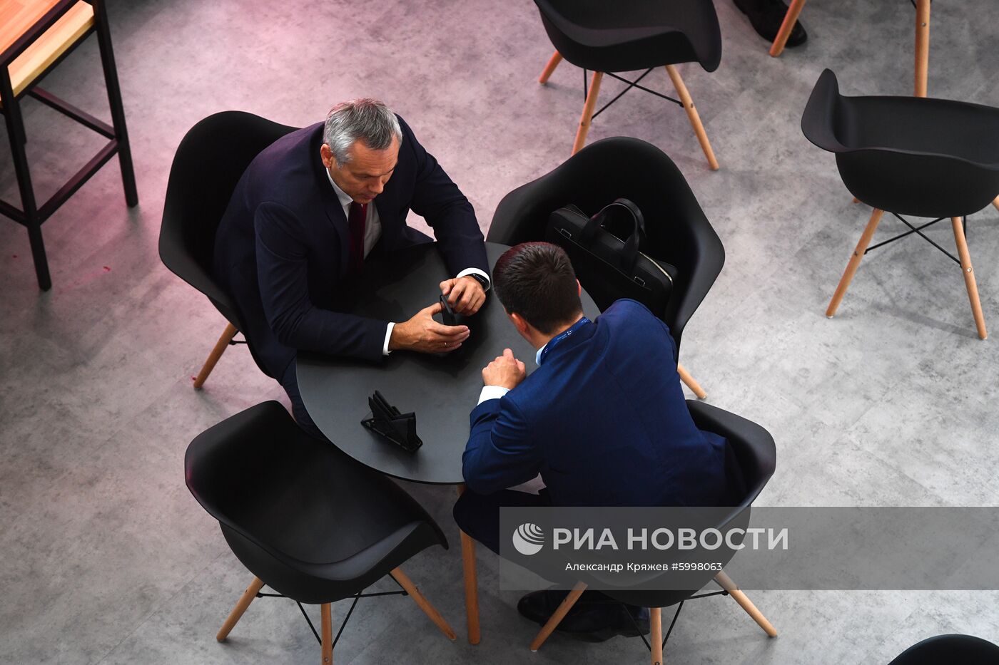 Участники на площадке V Восточного экономического форума во Владивостоке. Место: Россия, Приморский край, Владивосток. Автор: Александр Кряжев/РИА Новости. Восточный экономический форум. День первый