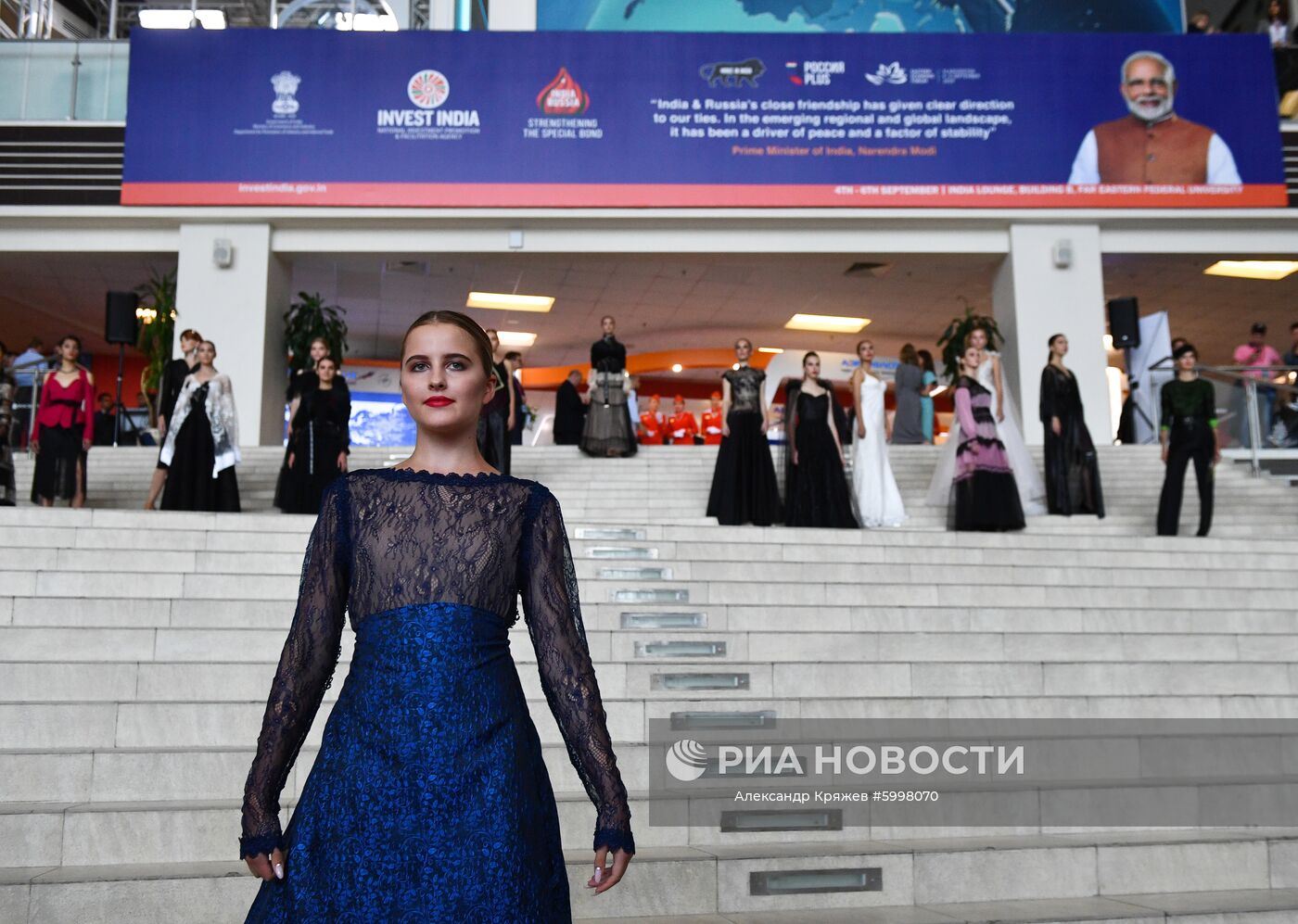 Девушки на V Восточном экономическом форуме во Владивостоке. Место: Россия, Приморский край, Владивосток. Автор: Александр Кряжев/РИА Новости. Восточный экономический форум. День первый
