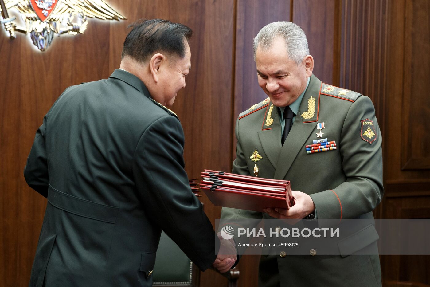 Министр обороны РФ С. Шойгу встретился с заместителем председателя Центрального военного совета КНР Чжан Юсем