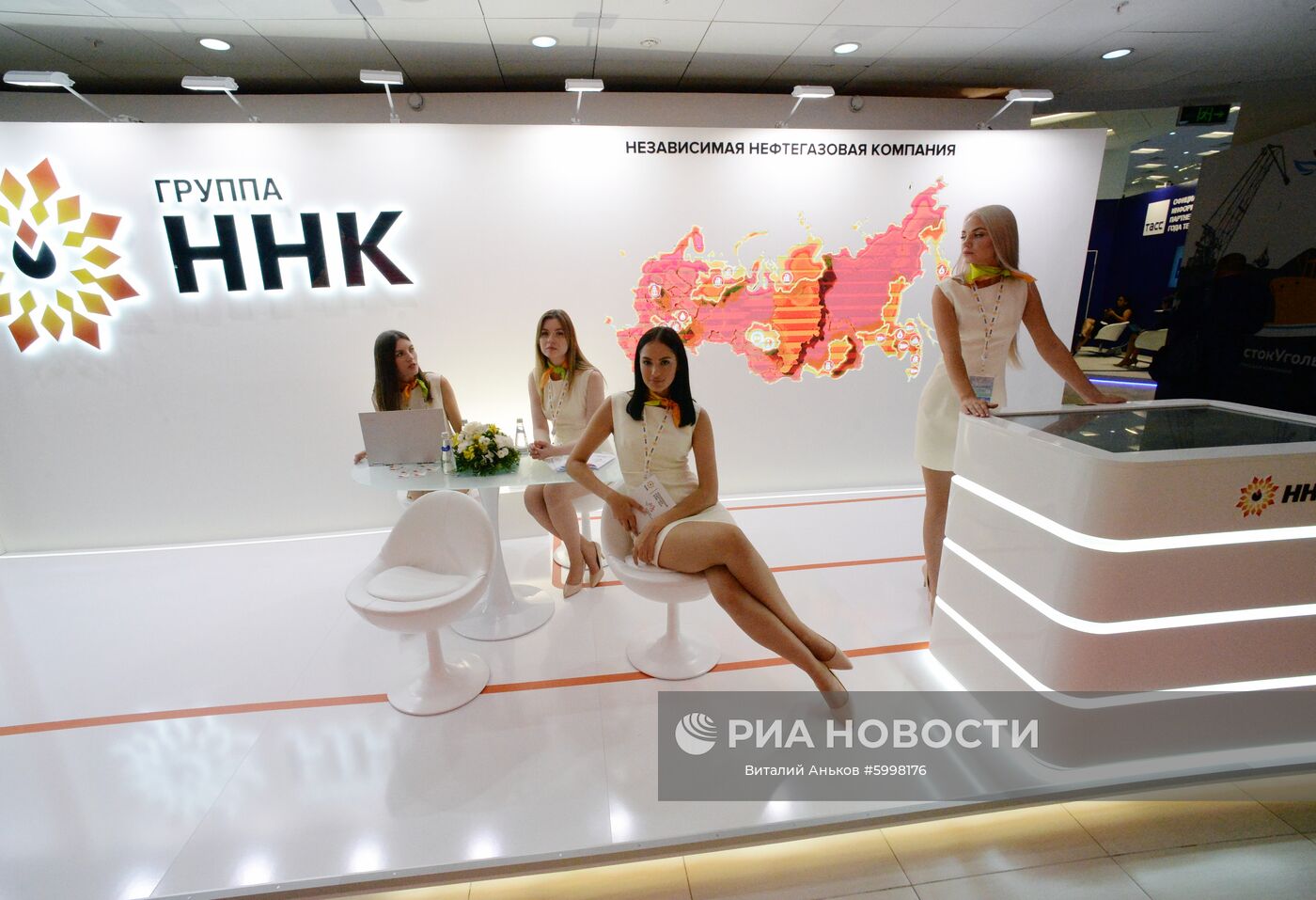 Стенд Независимой нефтегазовой компании (ННК) на V-м Восточном экономическом форуме во Владивостоке. Место: Россия, Владивосток. Автор: Виталий Аньков/РИА Новости. Восточный экономический форум. День первый