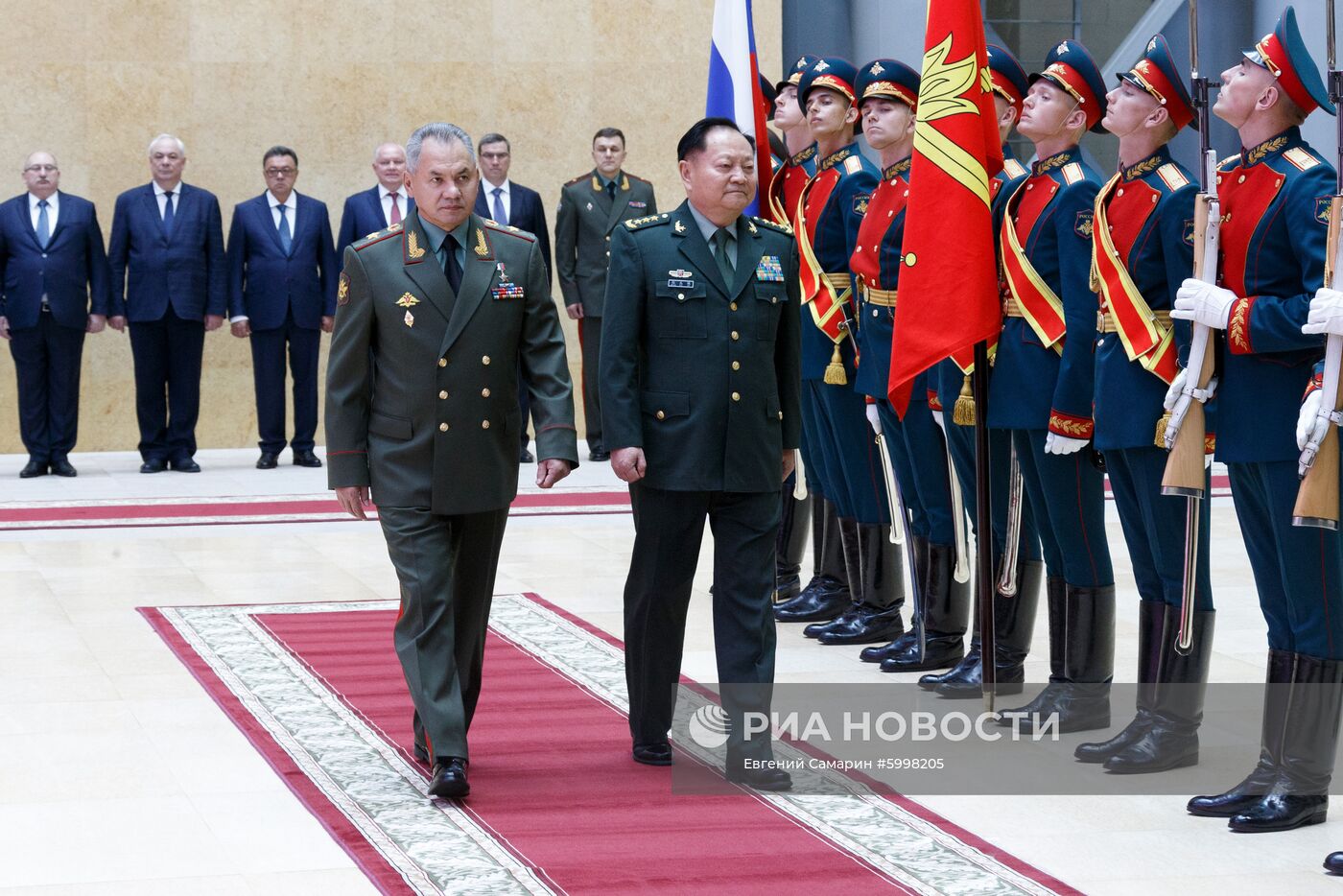 Министр обороны РФ С. Шойгу встретился с заместителем председателя Центрального военного совета КНР Чжан Юсем