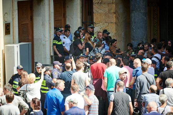 Акция в Тбилиси против назначения премьер-министром Г. Гахарии