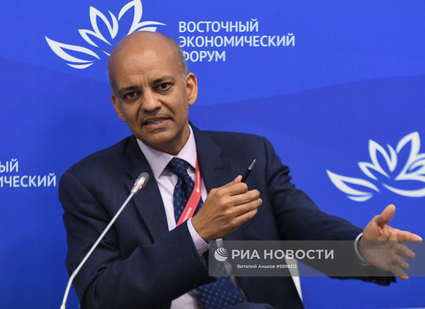Исполняющий обязанности директора и постоянного представителя в РФ Группы Всемирного банка Апурва Санги на сессии: "Женщины-лидеры в формировании кадров будущего" в рамках V Восточного экономического форума во Владивостоке. Место: Россия, Владивосток. Автор: Виталий Аньков/РИА Новости. Восточный экономический форум. День первый