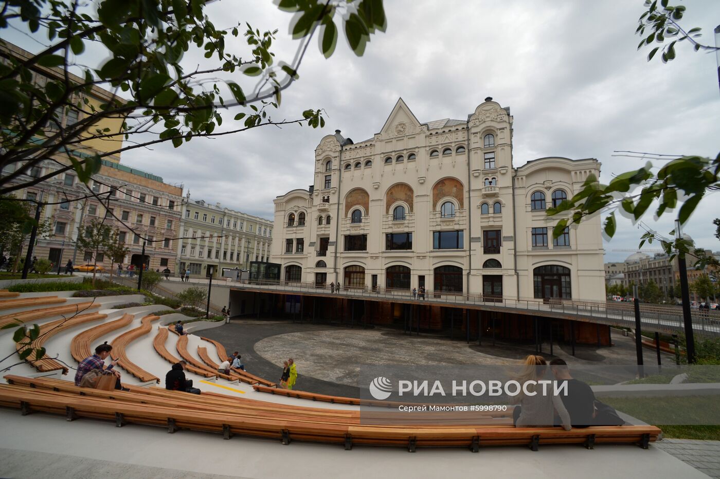 Новая пешеходная зона у Политехнического музея