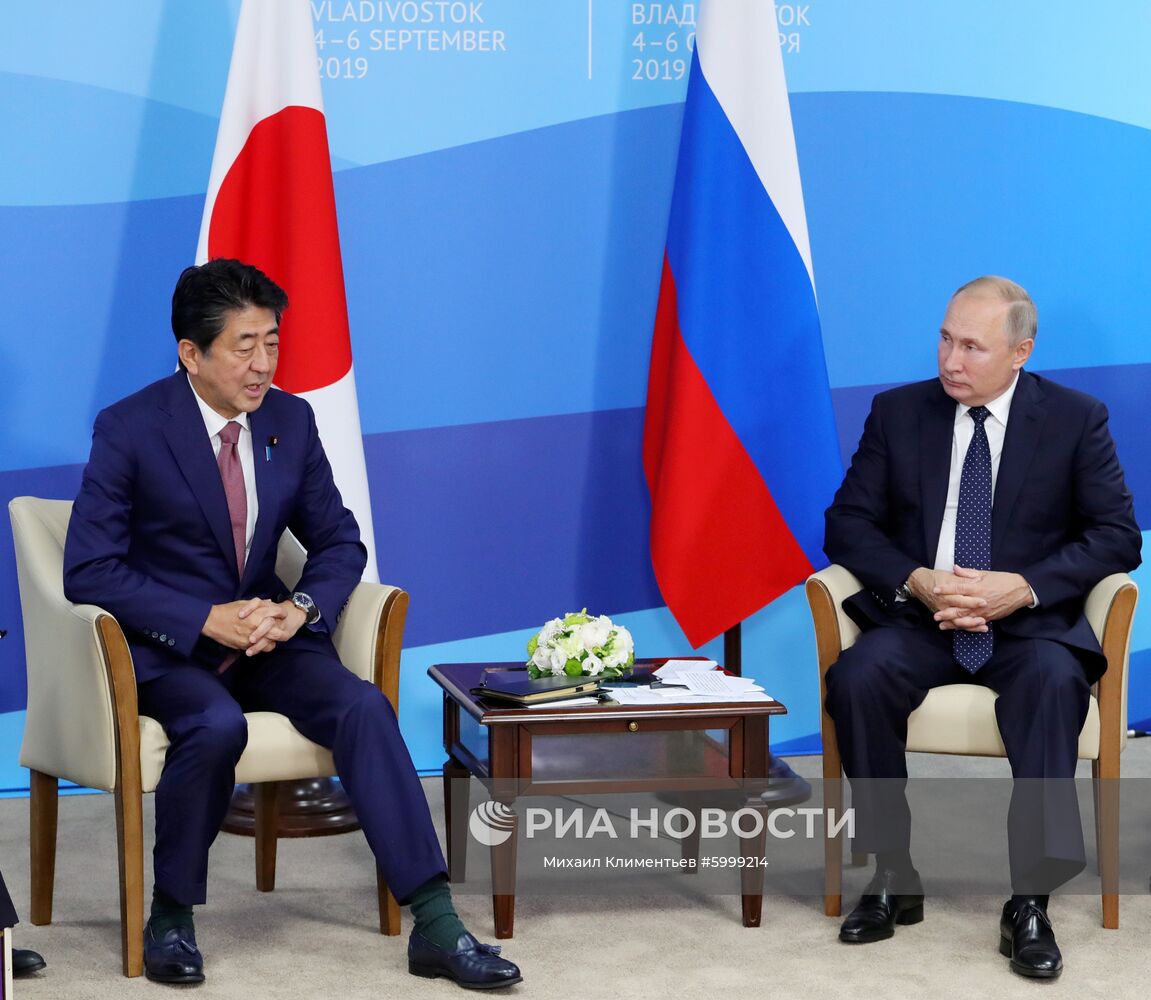 5 сентября 2019. Президент РФ Владимир Путин и премьер-министр Японии Синдзо Абэ (слева) во время встречи на полях Восточного экономического форума – 2019 на территории кампуса ДВФУ на острове Русский. Место: Россия, Приморский край, Владивосток. Автор: Михаил Климентьев/РИА Новости. Президент РФ В. Путин принял участие в работе Восточного экономического форума