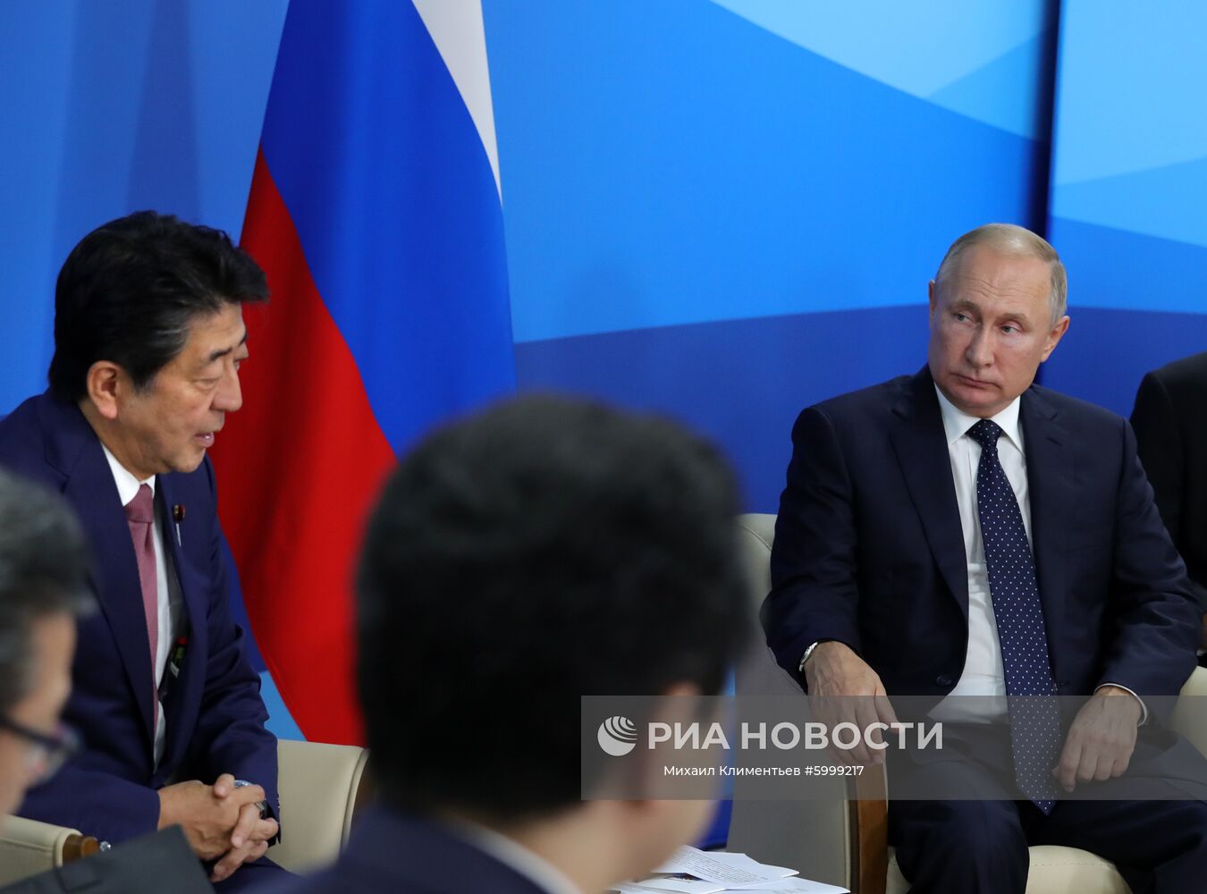 5 сентября 2019. Президент РФ Владимир Путин и премьер-министр Японии Синдзо Абэ (слева) во время встречи на полях Восточного экономического форума – 2019 на территории кампуса ДВФУ на острове Русский. Место: Россия, Приморский край, Владивосток. Автор: Михаил Климентьев/РИА Новости. Президент РФ В. Путин принял участие в работе Восточного экономического форума