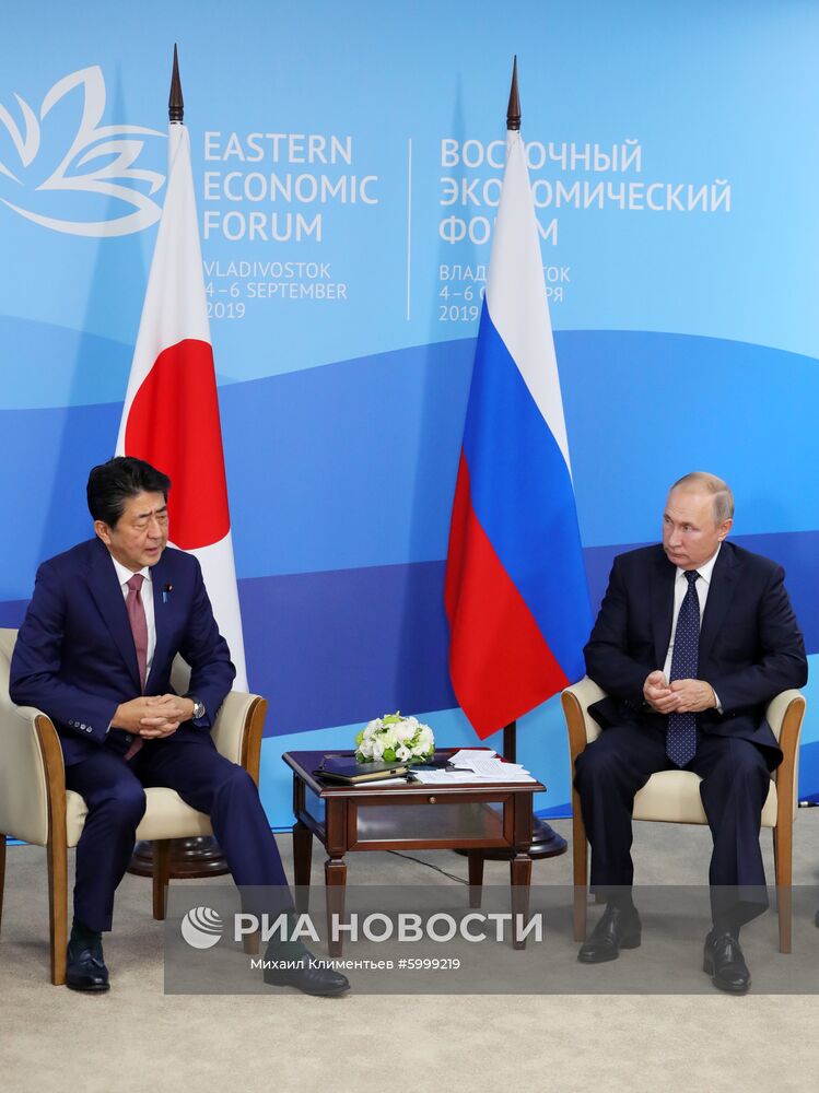 5 сентября 2019. Президент РФ Владимир Путин и премьер-министр Японии Синдзо Абэ (слева) во время встречи на полях Восточного экономического форума – 2019 на территории кампуса ДВФУ на острове Русский. Место: Россия, Приморский край, Владивосток. Автор: Михаил Климентьев/РИА Новости. Президент РФ В. Путин принял участие в работе Восточного экономического форума
