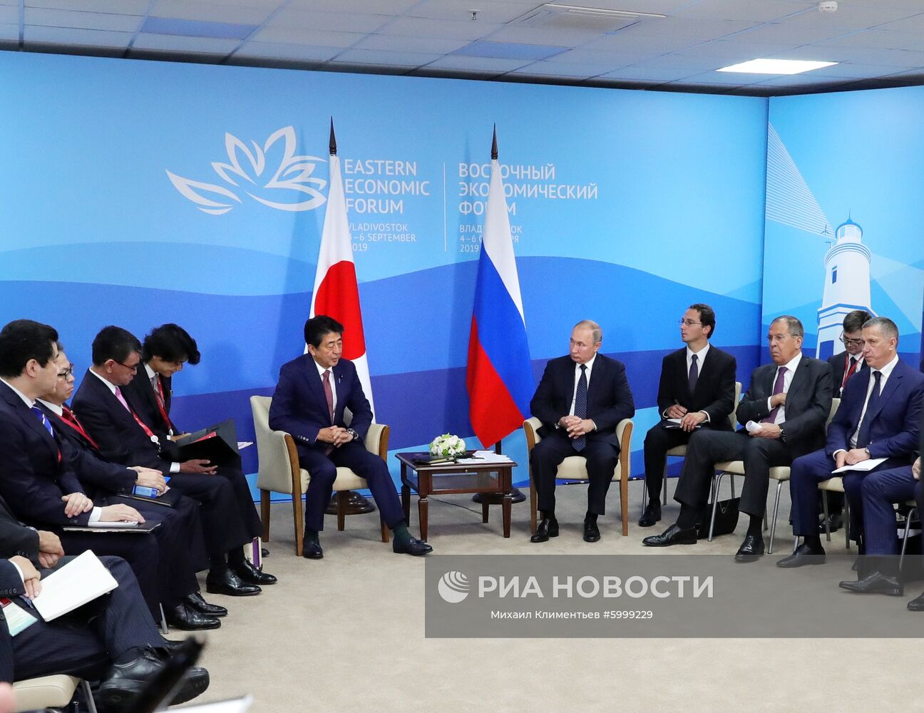 5 сентября 2019. Президент РФ Владимир Путин и премьер-министр Японии Синдзо Абэ (в центре слева) во время встречи на полях Восточного экономического форума – 2019 на территории кампуса ДВФУ на острове Русский. Справа налево - заместитель председателя правительства РФ - полномочный представитель президента РФ в Дальневосточном федеральном округе Юрий Трутнев и министр иностранных дел РФ Сергей Лавров. Место: Россия, Приморский край, Владивосток. Автор: Михаил Климентьев/РИА Новости. Президент РФ В. Путин принял участие в работе Восточного экономического форума