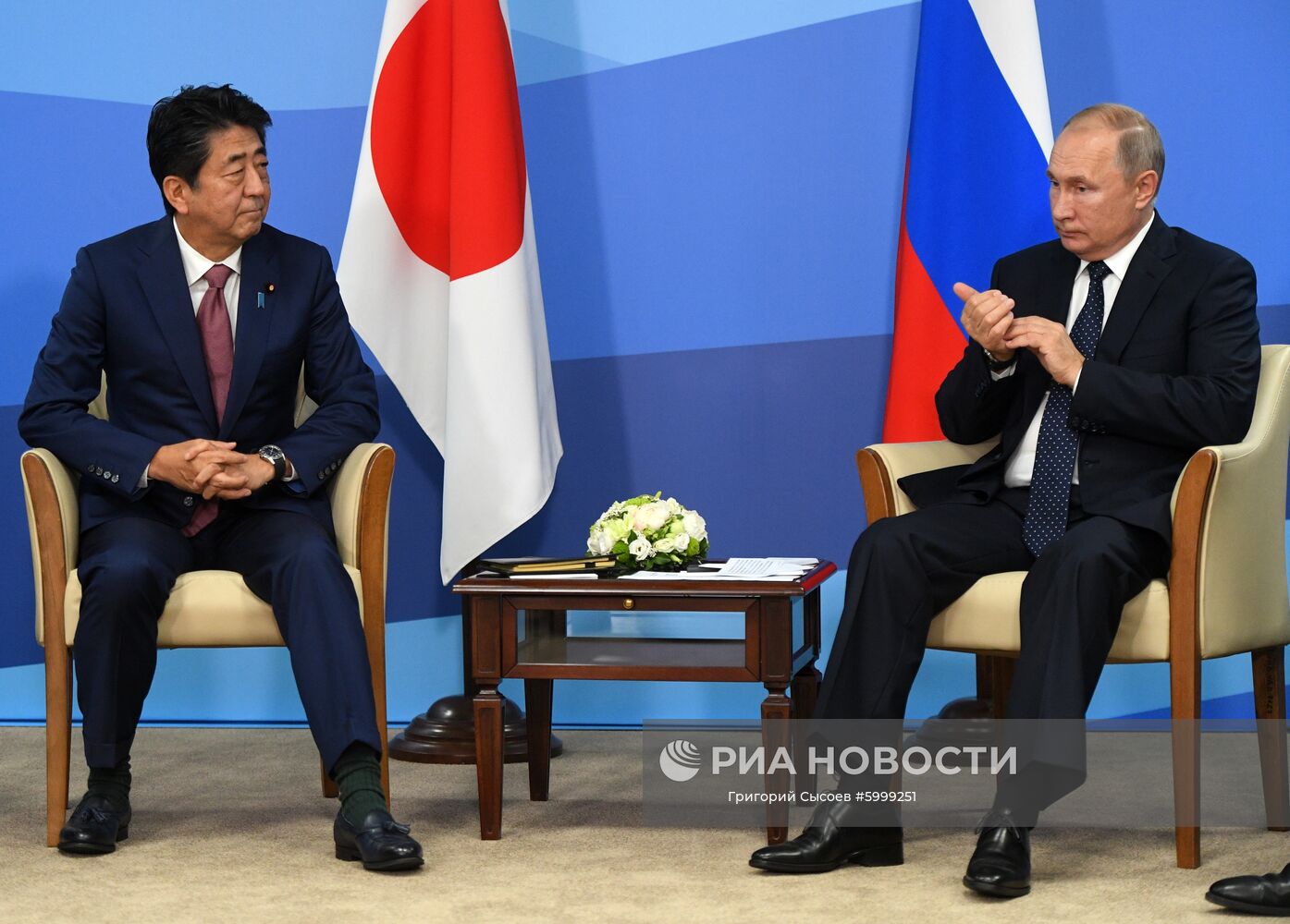 5 сентября 2019. Президент РФ Владимир Путин и премьер-министр Японии Синдзо Абэ (слева) во время встречи на полях Восточного экономического форума – 2019 на территории кампуса ДВФУ на острове Русский. Место: Россия, Приморский край, Владивосток. Автор: Григорий Сысоев/РИА Новости. Президент РФ В. Путин принял участие в работе Восточного экономического форума