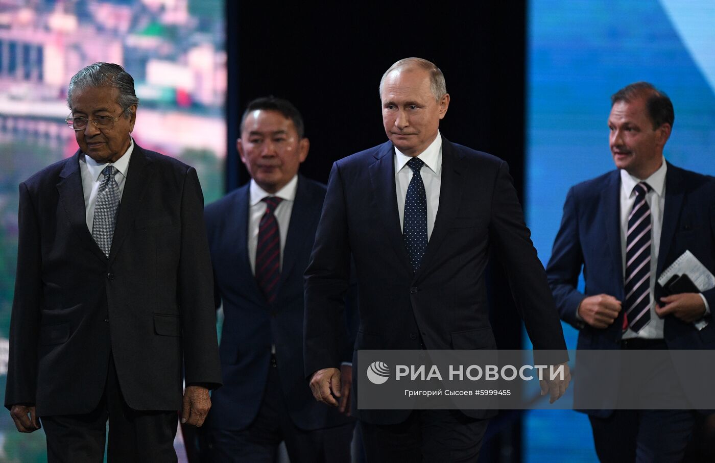5 сентября 2019. Президент РФ Владимир Путин на пленарном заседании V Восточного экономического форума во Владивостоке. Слева направо: премьер-министр Малайзии Махатхир Мохамад, президент Монголии Халтмаагийн Баттулга. Справа: телеведущий, заместитель директора телеканала "Россия" Сергей Брилев. Место: Россия, Приморский край, Владивосток. Автор: Григорий Сысоев/РИА Новости. Президент РФ В. Путин принял участие в работе Восточного экономического форума