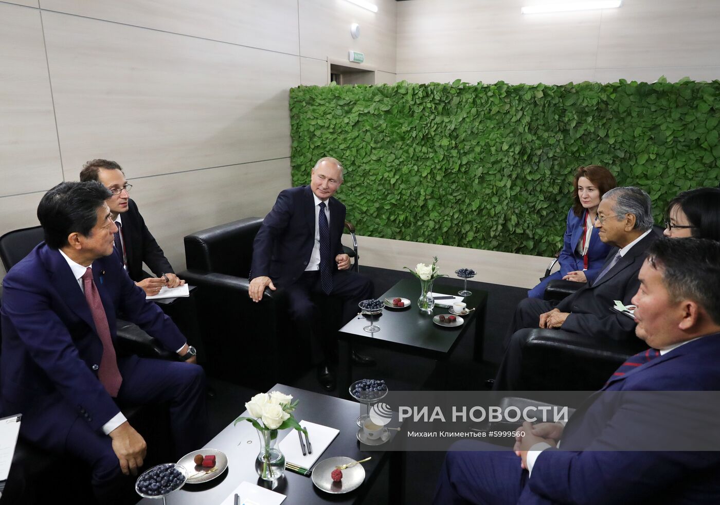 5 сентября 2019. Президент РФ Владимир Путин перед началом пленарного заседания Восточного экономического форума – 2019 на территории кампуса ДВФУ на острове Русский. Слева - премьер-министр Японии Синдзо Абэ. Справа - президент Монголии Халтмаагийн Баттулга. Справа на втором плане - премьер-министр Малайзии Махатхир Мохамад. Место: Россия, Приморский край, Владивосток. Автор: Михаил Климентьев/РИА Новости. Президент РФ В. Путин принял участие в работе Восточного экономического форума