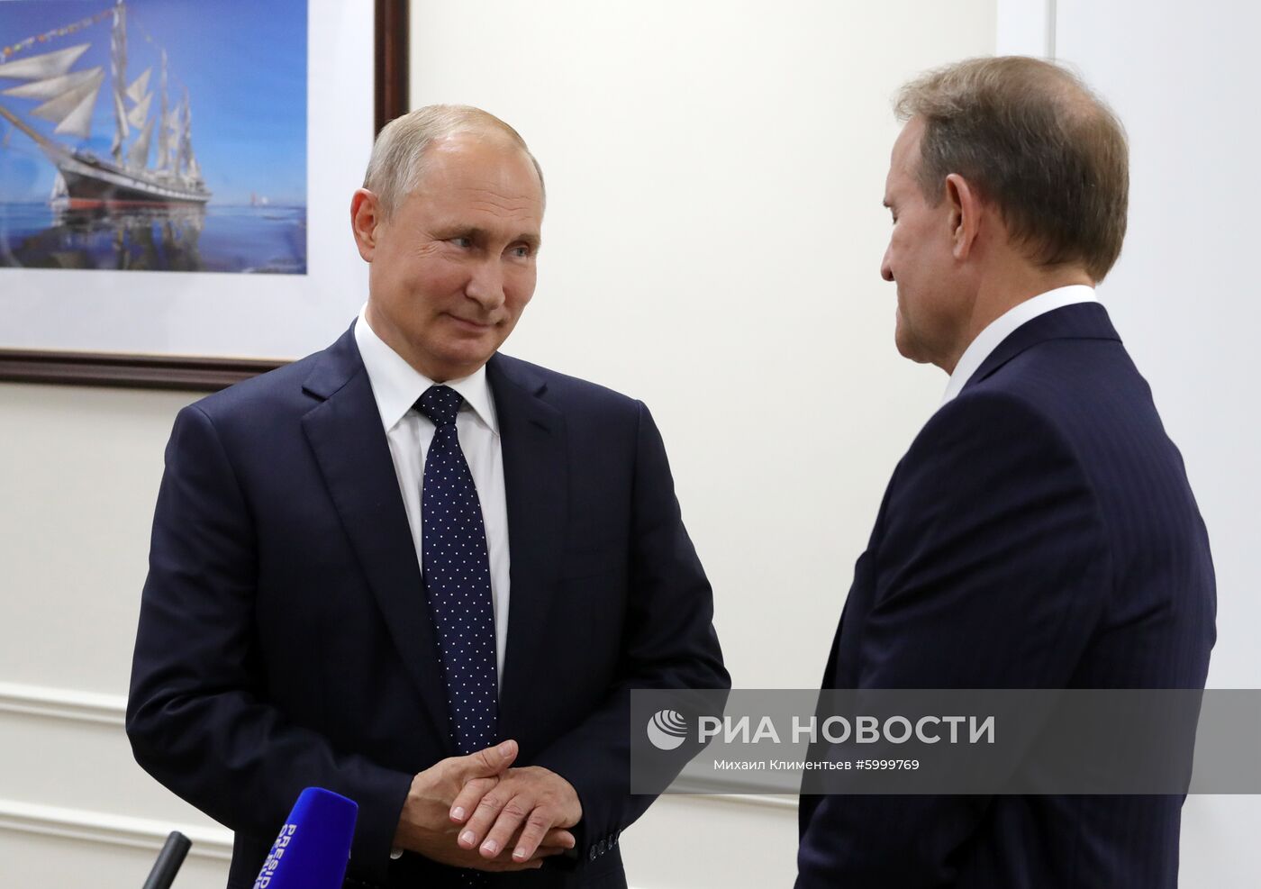 5 сентября 2019. Президент РФ Владимир Путин и глава политического совета украинской партии "Оппозиционная платформа - За жизнь" Виктор Медведчук (справа) во время беседы на полях Восточного экономического форума – 2019 (ВЭФ) во Владивостоке. Место: Россия, Приморский край, Владивосток. Автор: Михаил Климентьев/РИА Новости. Президент РФ В. Путин принял участие в работе Восточного экономического форума