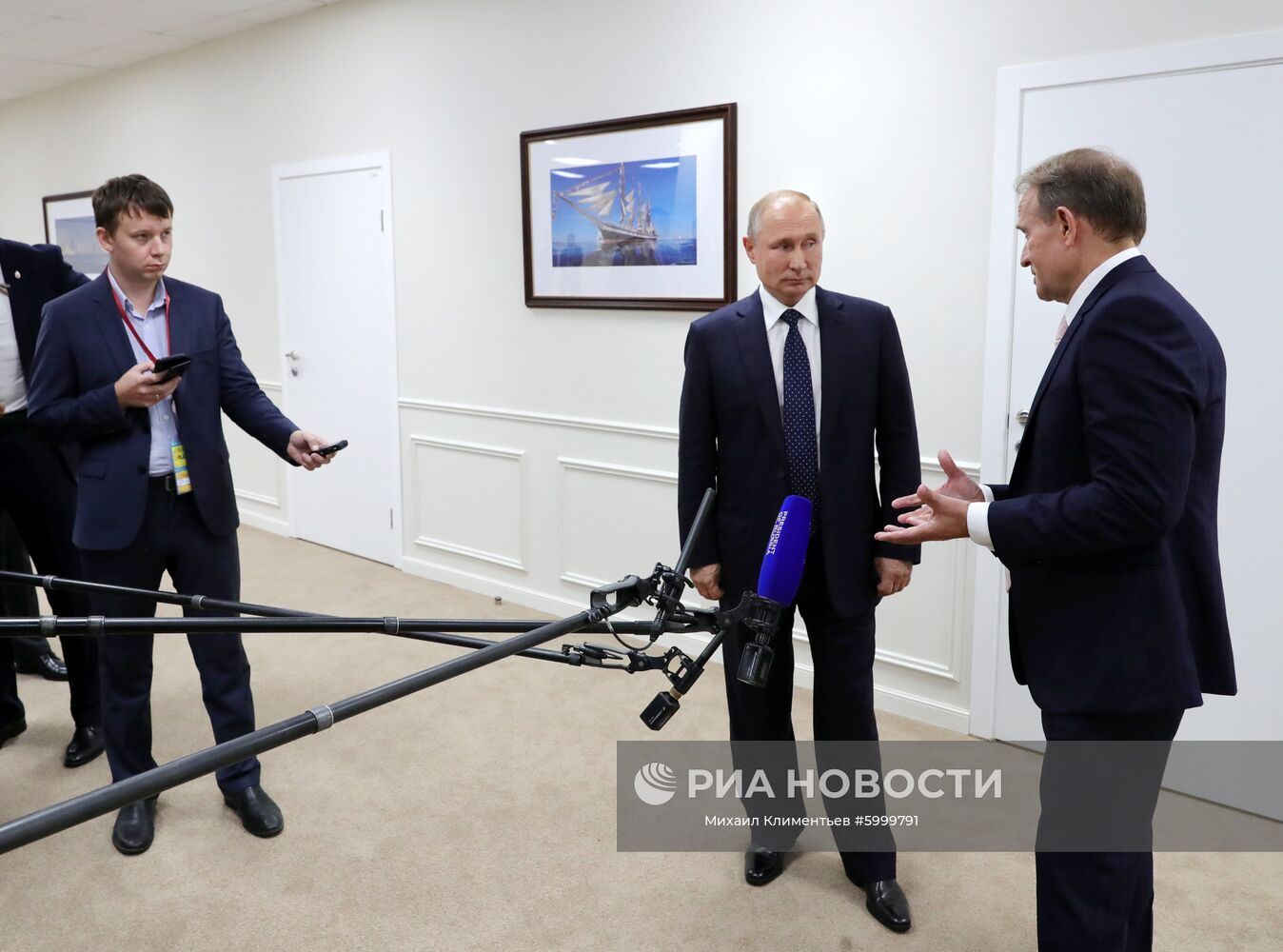 5 сентября 2019. Президент РФ Владимир Путин и глава политического совета украинской партии "Оппозиционная платформа - За жизнь" Виктор Медведчук (справа) во время беседы на полях Восточного экономического форума – 2019 (ВЭФ) во Владивостоке. Место: Россия, Приморский край, Владивосток. Автор: Михаил Климентьев/РИА Новости. Президент РФ В. Путин принял участие в работе Восточного экономического форума