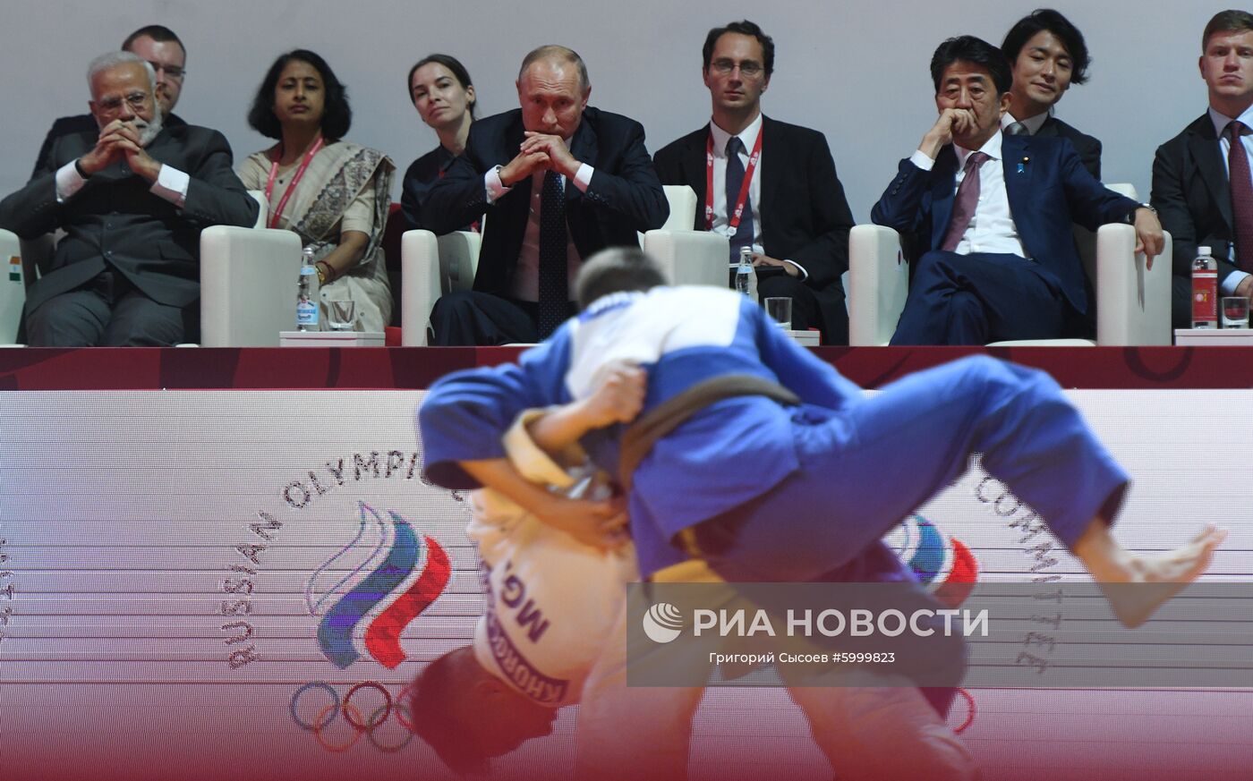 5 сентября 2019. Президент РФ Владимир Путин во время посещения III Международного турнира по дзюдо имени Дзигоро Кано среди юношей и девушек до 18 лет в рамках V Восточного экономического форума во Владивостоке. В первом ряду слева: премьер-министр Индии Нарендра Моди, в первом ряду справа: премьер-министр Японии Синдзо Абэ. Место: Россия, Приморский край, Владивосток. Автор: Григорий Сысоев/РИА Новости. Президент РФ В. Путин принял участие в работе Восточного экономического форума