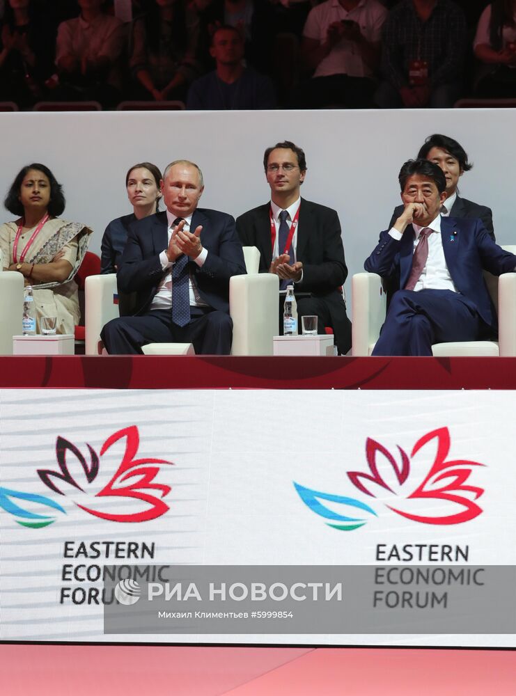 5 сентября 2019. Президент РФ Владимир Путин во время посещения III Международного турнира по дзюдо имени Дзигоро Кано среди юношей и девушек до 18 лет в рамках V Восточного экономического форума во Владивостоке. Справа: премьер-министр Японии Синдзо Абэ. Место: Россия, Приморский край, Владивосток. Автор: Михаил Климентьев/РИА Новости. Президент РФ В. Путин принял участие в работе Восточного экономического форума