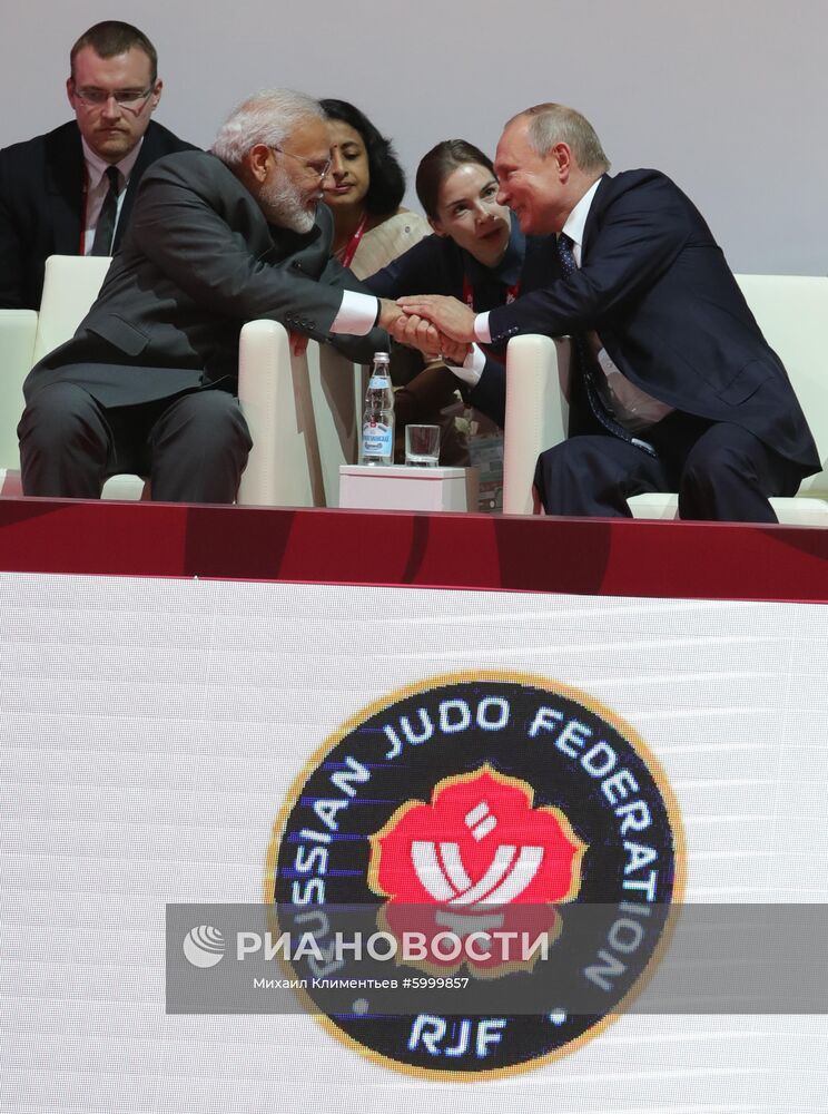 5 сентября 2019. Президент РФ Владимир Путин и премьер-министр Индии Нарендра Моди (слева) во время посещения III Международного турнира по дзюдо имени Дзигоро Кано среди юношей и девушек до 18 лет в рамках V Восточного экономического форума во Владивостоке. Место: Россия, Приморский край, Владивосток. Автор: Михаил Климентьев/РИА Новости. Президент РФ В. Путин принял участие в работе Восточного экономического форума