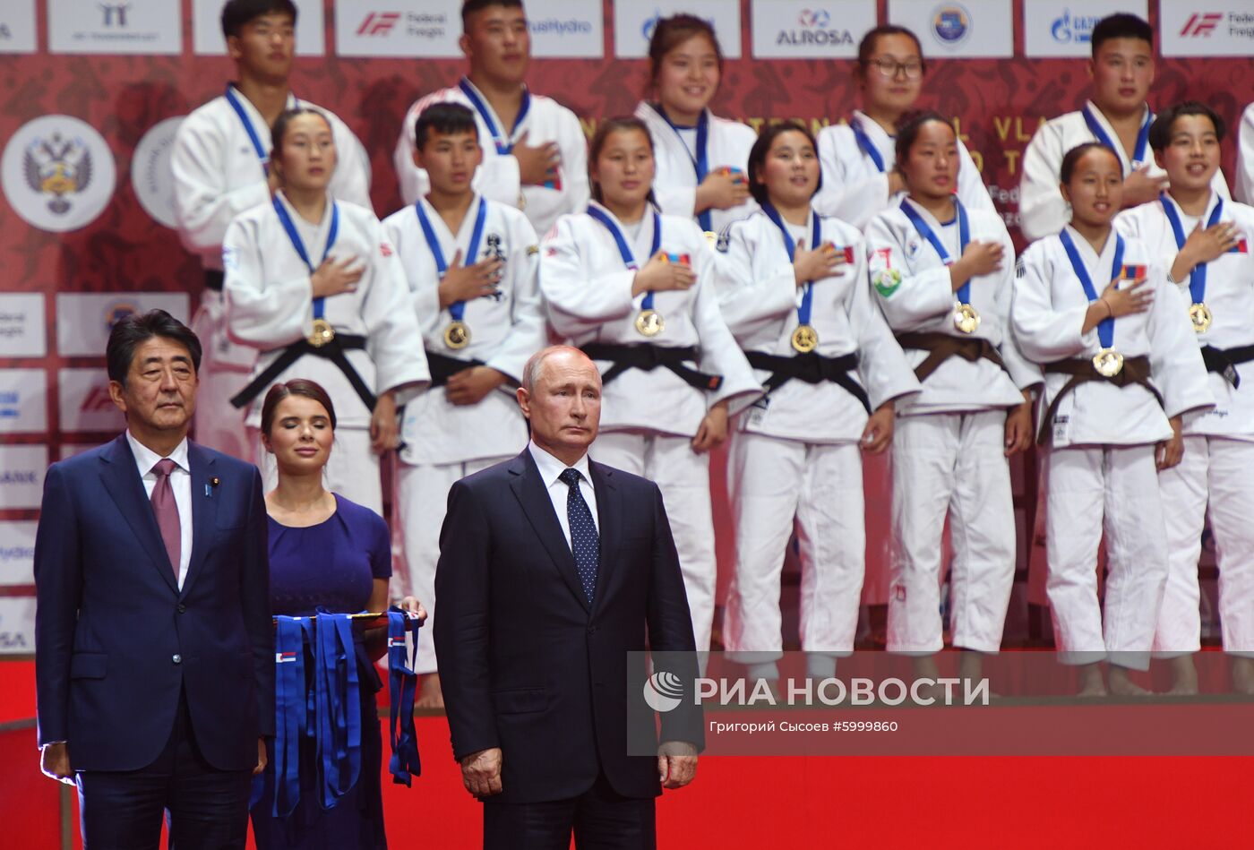 5 сентября 2019. Президент РФ Владимир Путин на церемонии награждения призеров III Международного турнира по дзюдо имени Дзигоро Кано среди юношей и девушек до 18 лет в рамках V Восточного экономического форума во Владивостоке. Слева: премьер-министр Японии Синдзо Абэ. Место: Россия, Приморский край, Владивосток. Автор: Григорий Сысоев/РИА Новости. Президент РФ В. Путин принял участие в работе Восточного экономического форума