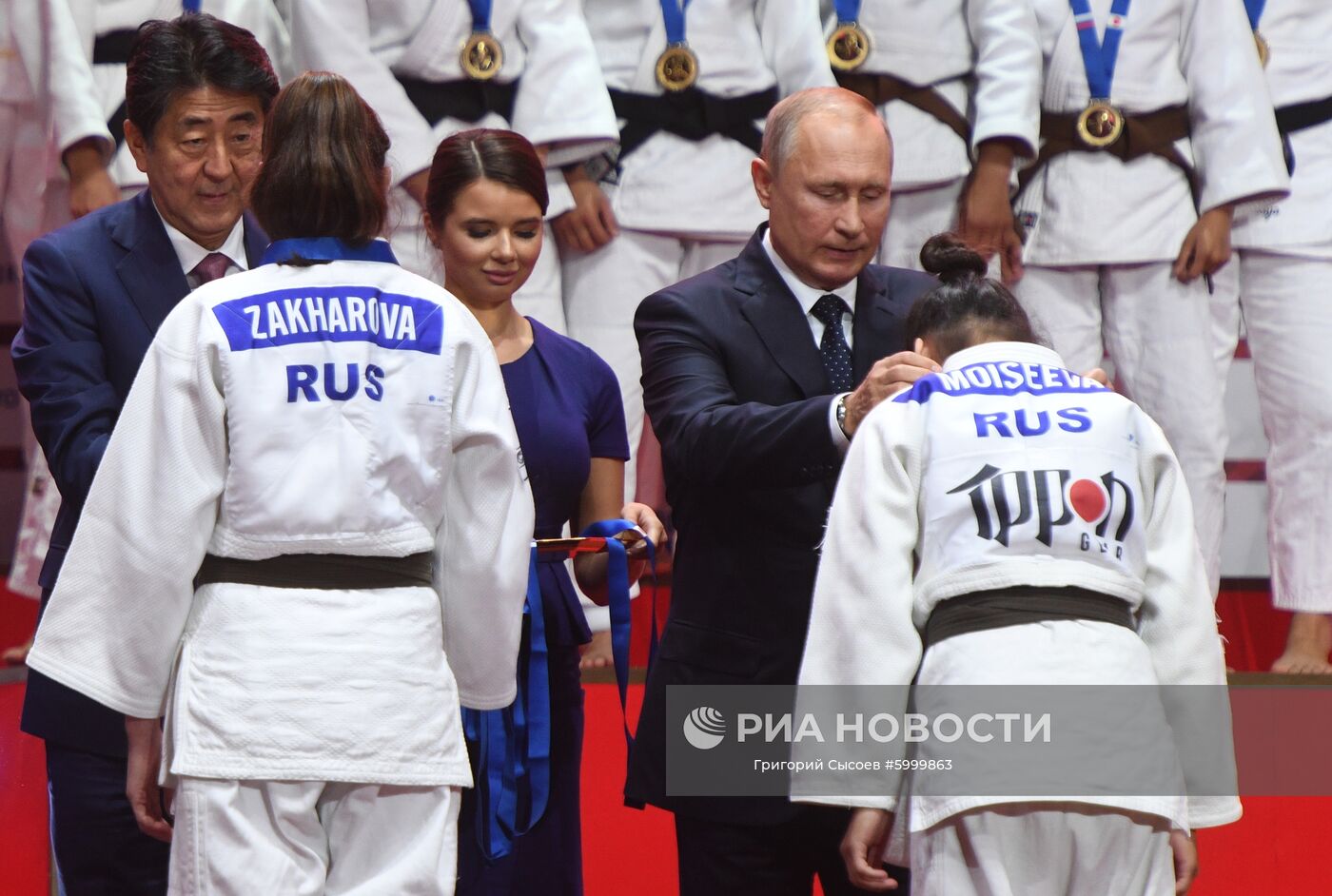 5 сентября 2019. Президент РФ Владимир Путин на церемонии награждения призеров III Международного турнира по дзюдо имени Дзигоро Кано среди юношей и девушек до 18 лет в рамках V Восточного экономического форума во Владивостоке. Слева: премьер-министр Японии Синдзо Абэ.
Место: Россия, Приморский край, Владивосток. Автор: Григорий Сысоев/РИА Новости. Президент РФ В. Путин принял участие в работе Восточного экономического форума