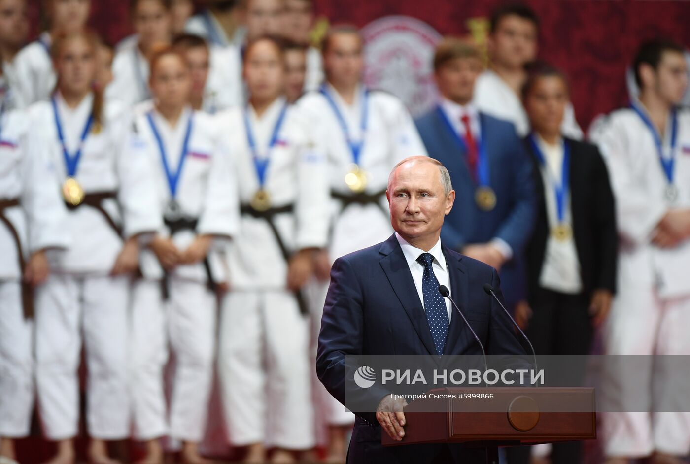 5 сентября 2019. Президент РФ Владимир Путин на церемонии награждения призеров III Международного турнира по дзюдо имени Дзигоро Кано среди юношей и девушек до 18 лет в рамках V Восточного экономического форума во Владивостоке. Место: Россия, Приморский край, Владивосток. Автор: Григорий Сысоев/РИА Новости. Президент РФ В. Путин принял участие в работе Восточного экономического форума