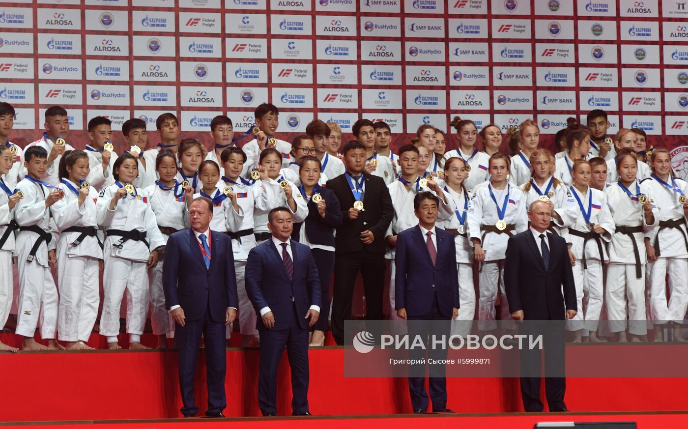 5 сентября 2019. Президент РФ Владимир Путин на церемонии награждения призеров III Международного турнира по дзюдо имени Дзигоро Кано среди юношей и девушек до 18 лет в рамках V Восточного экономического форума во Владивостоке. На первом плане слева направо: президент Международной федерации дзюдо Мариус Визер, президент Монголии Халтмаагийн Баттулга и премьер-министр Японии Синдзо Абэ. Место: Россия, Приморский край, Владивосток. Автор: Григорий Сысоев/РИА Новости. Президент РФ В. Путин принял участие в работе Восточного экономического форума