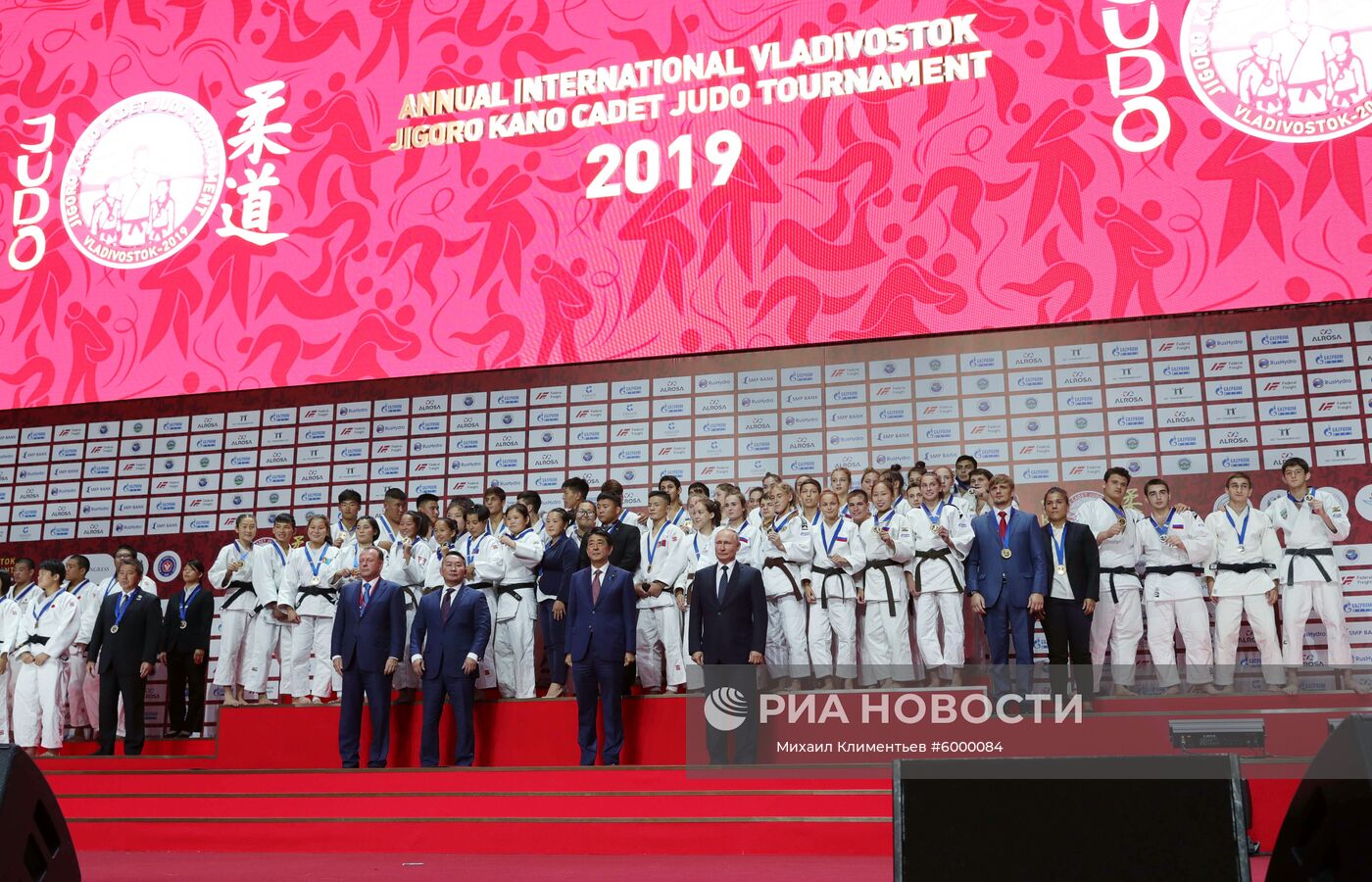5 сентября 2019. Президент РФ Владимир Путин на церемонии награждения призеров III Международного турнира по дзюдо имени Дзигоро Кано среди юношей и девушек до 18 лет в рамках V Восточного экономического форума во Владивостоке. На первом плане слева направо: президент Международной федерации дзюдо Мариус Визер, президент Монголии Халтмаагийн Баттулга и премьер-министр Японии Синдзо Абэ. Место: Россия, Приморский край, Владивосток. Автор: Михаил Климентьев/РИА Новости. Президент РФ В. Путин принял участие в работе Восточного экономического форума