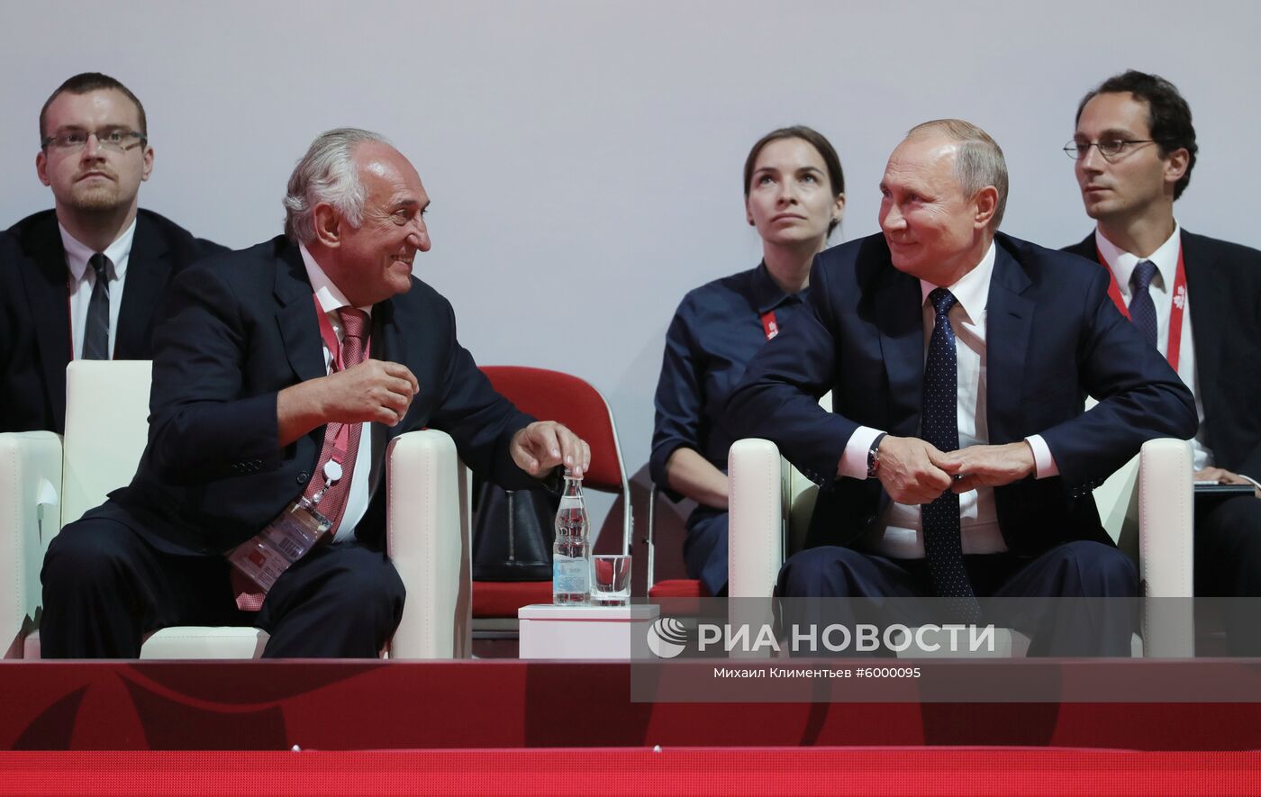 5 сентября 2019. Президент РФ Владимир Путин и президент Федерации дзюдо России Василий Анисимов (слева) во время посещения III Международного турнира по дзюдо имени Дзигоро Кано среди юношей и девушек до 18 лет в рамках V Восточного экономического форума во Владивостоке. Место: Россия, Приморский край, Владивосток. Автор: Михаил Климентьев/РИА Новости. Президент РФ В. Путин принял участие в работе Восточного экономического форума