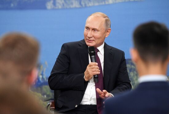 Президент РФ В. Путин принял участие в работе ВЭФ во Владивостоке
