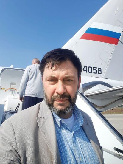 К. Вышинский и другие освобожденные на Украине россияне вылетели в Москву