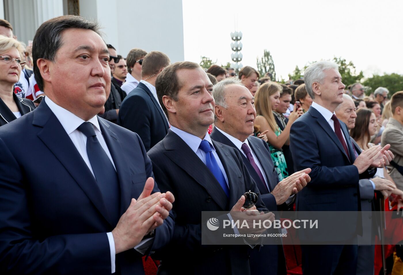 Президент РФ В. Путин и  премьер-министр РФ Д. Медведев приняли участие в торжествах по случаю Дня города Москвы