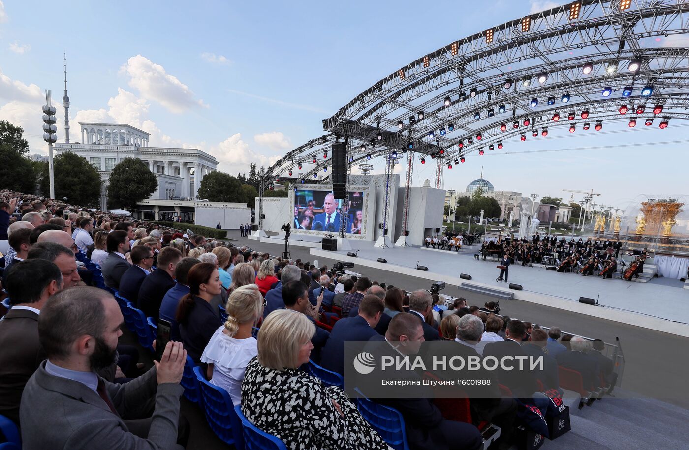 Президент РФ В. Путин и  премьер-министр РФ Д. Медведев приняли участие в торжествах по случаю Дня города Москвы