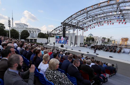Президент РФ В. Путин и  премьер-министр РФ Д. Медведев приняли участие в торжествах по случаю Дня города Москвы