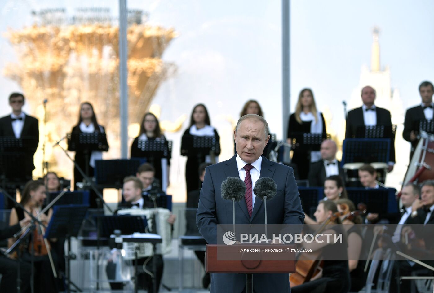 Президент РФ В. Путин и  премьер-министр РФ Д. Медведев приняли участие в торжествах по случаю Дня города Москвы