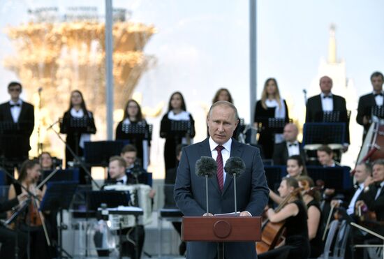 Президент РФ В. Путин и  премьер-министр РФ Д. Медведев приняли участие в торжествах по случаю Дня города Москвы