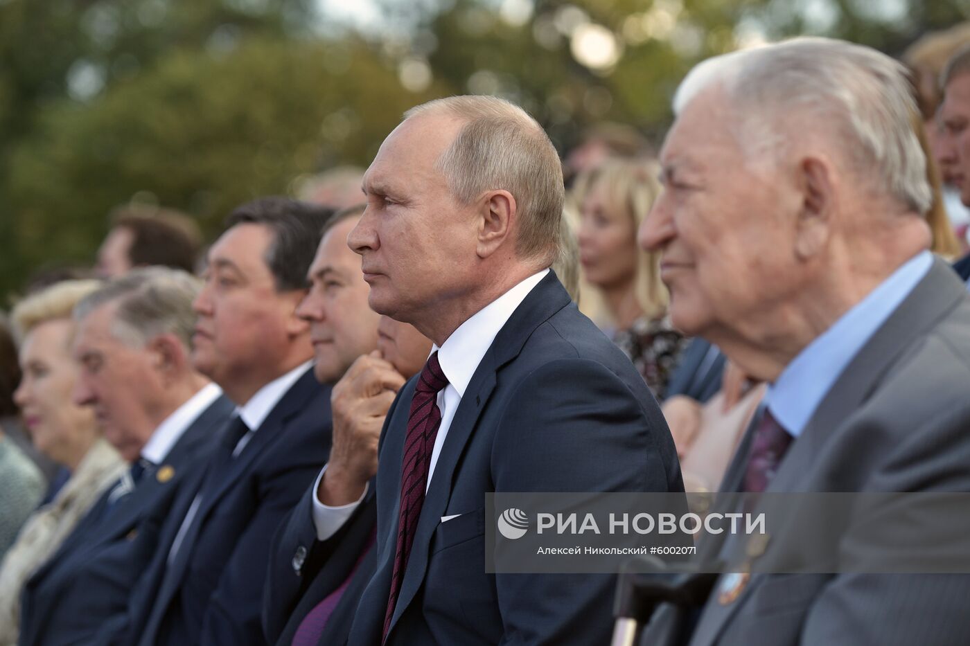 Президент РФ В. Путин и  премьер-министр РФ Д. Медведев приняли участие в торжествах по случаю Дня города Москвы